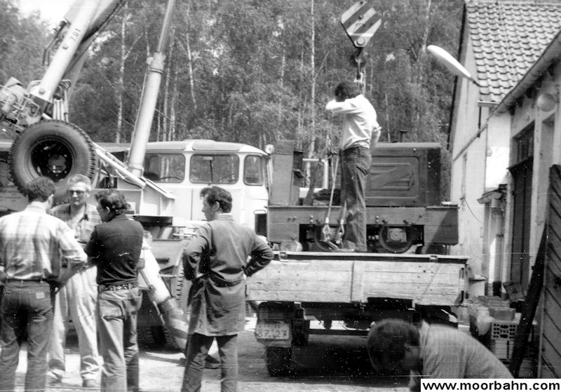 Aufnahme vom Abbau und Abtransport der Moorbahn im August 1982. 